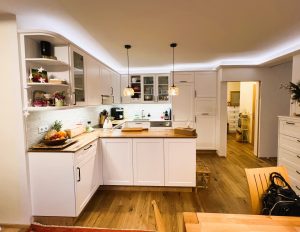 Landhausküche mit Rahmenfront